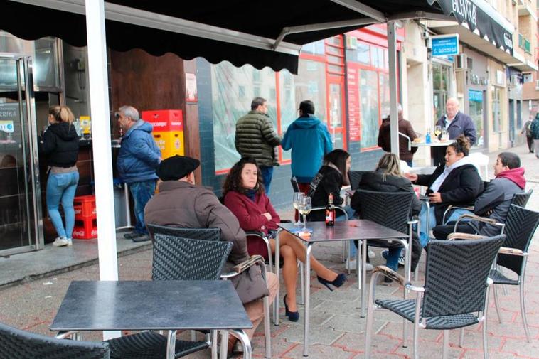 Una animada terraza hostelera en la avenida de Madrid en Santa Marta de Tormes.