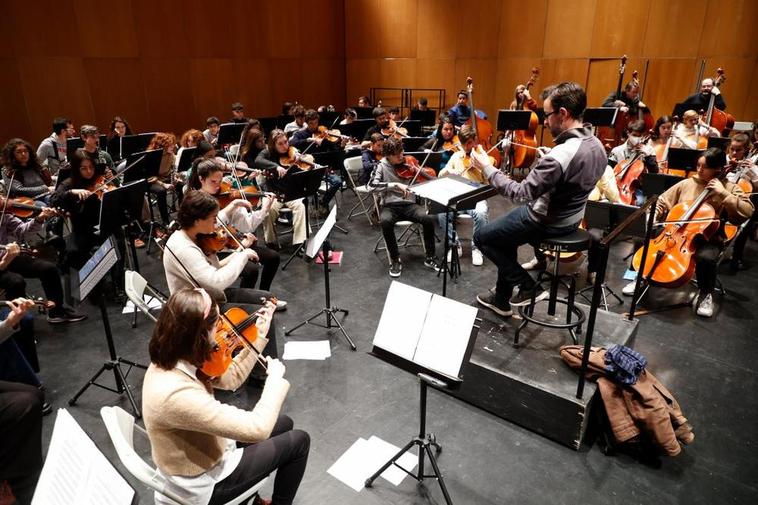 El director Andrés Ramos Navarro dirigiendo un ensayo de la Joven Orquesta Sinfónica