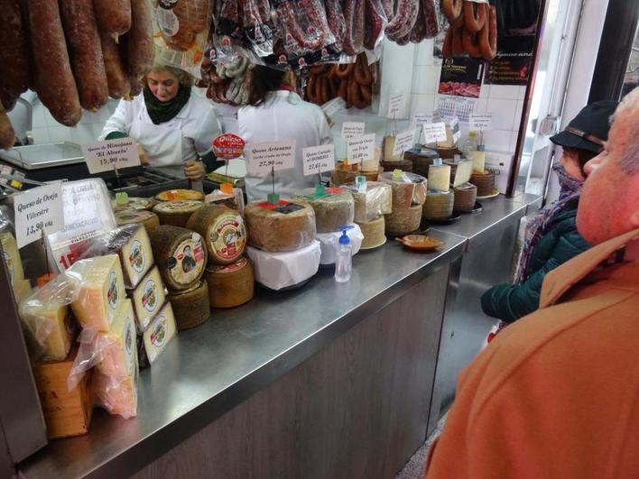 Todo tipo de quesos en uno de los puestos del Mercado.