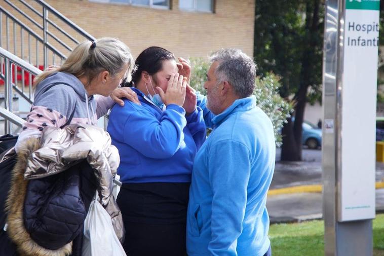 La madre del menor, junto a sus padres