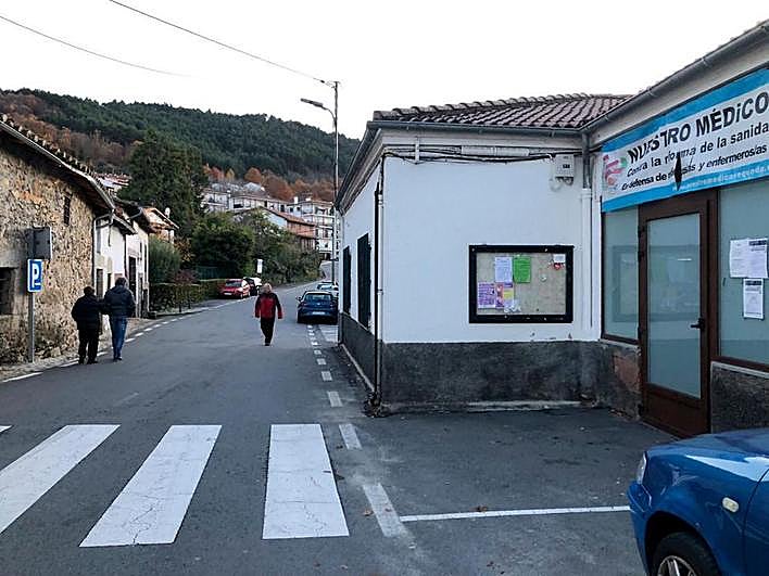 Imagen del saliente del centro médico de Candelario, que dificulta el paso simultáneo de dos vehículos.