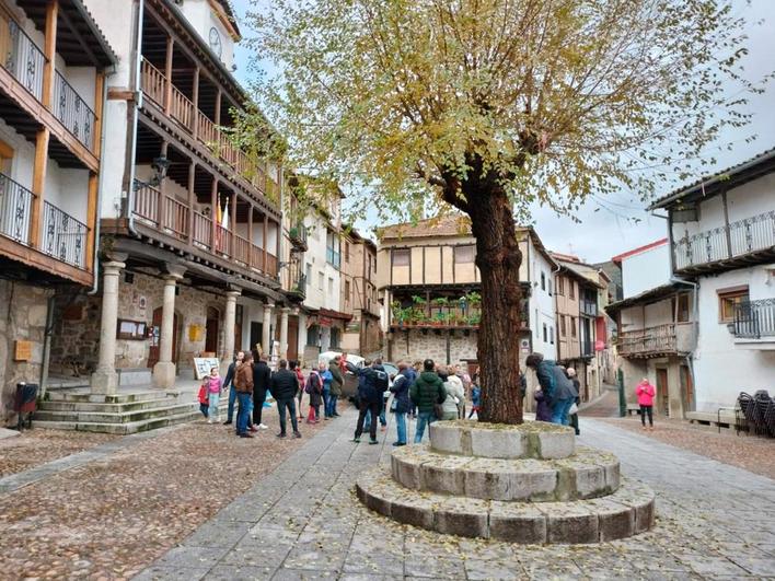 Imagen de turistas y visitantes en la localidad de San Esteban de la Sierra