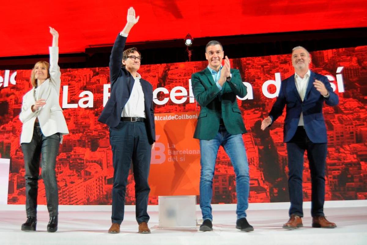 Pedro Sánchez (segundo por la derecha)