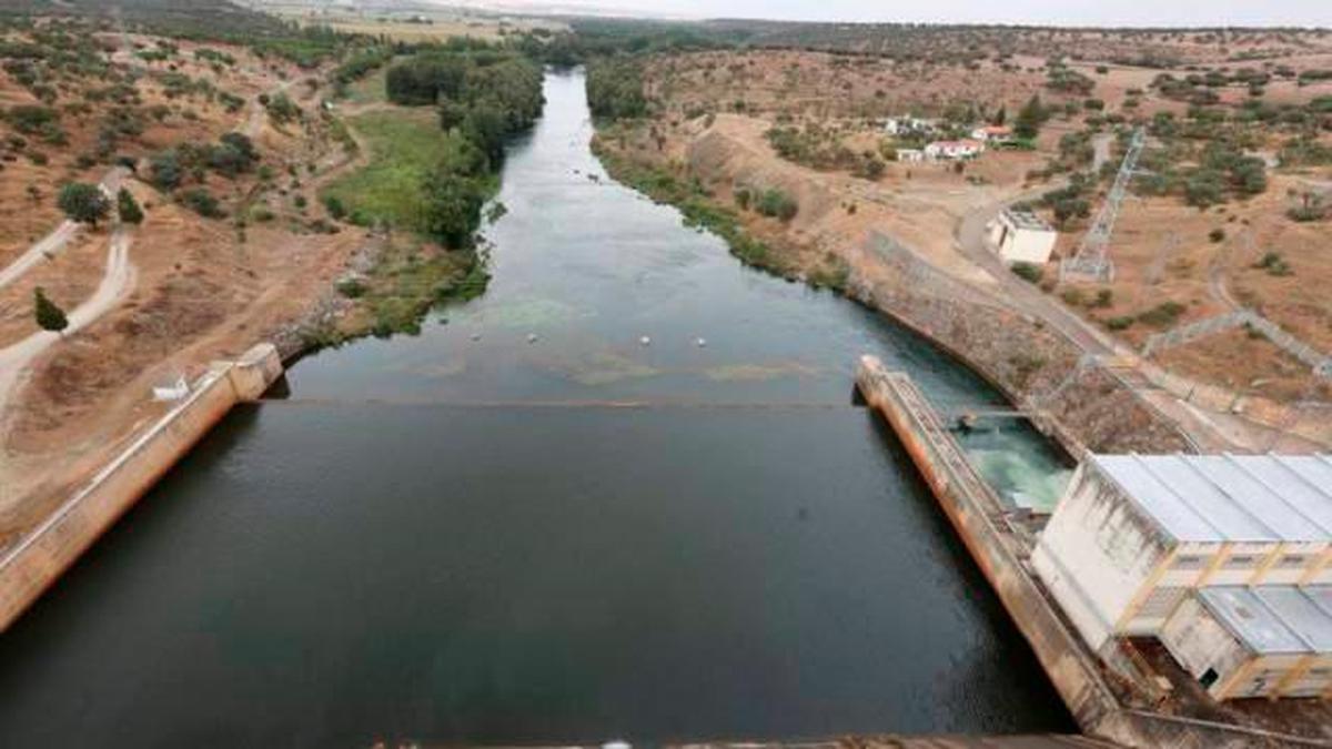 Salida de agua en el pantano de Santa Teresa