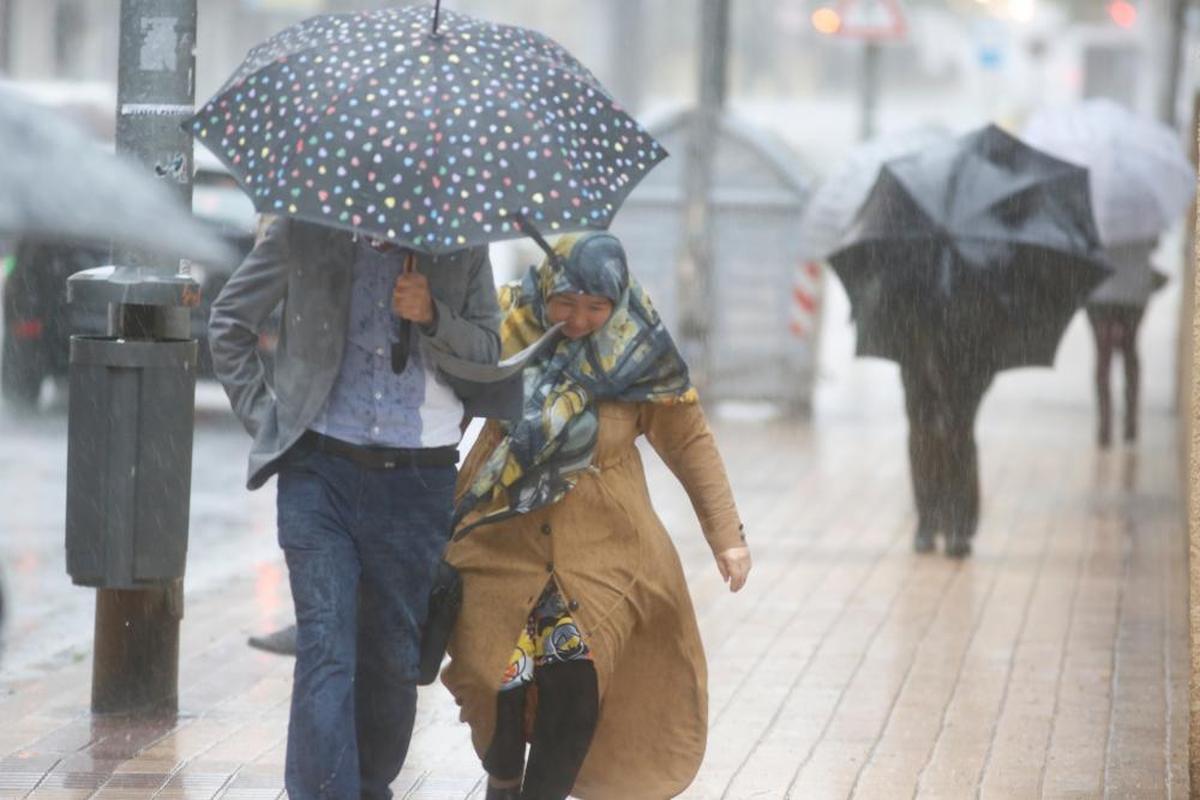 Una pareja bajo un paraguas
