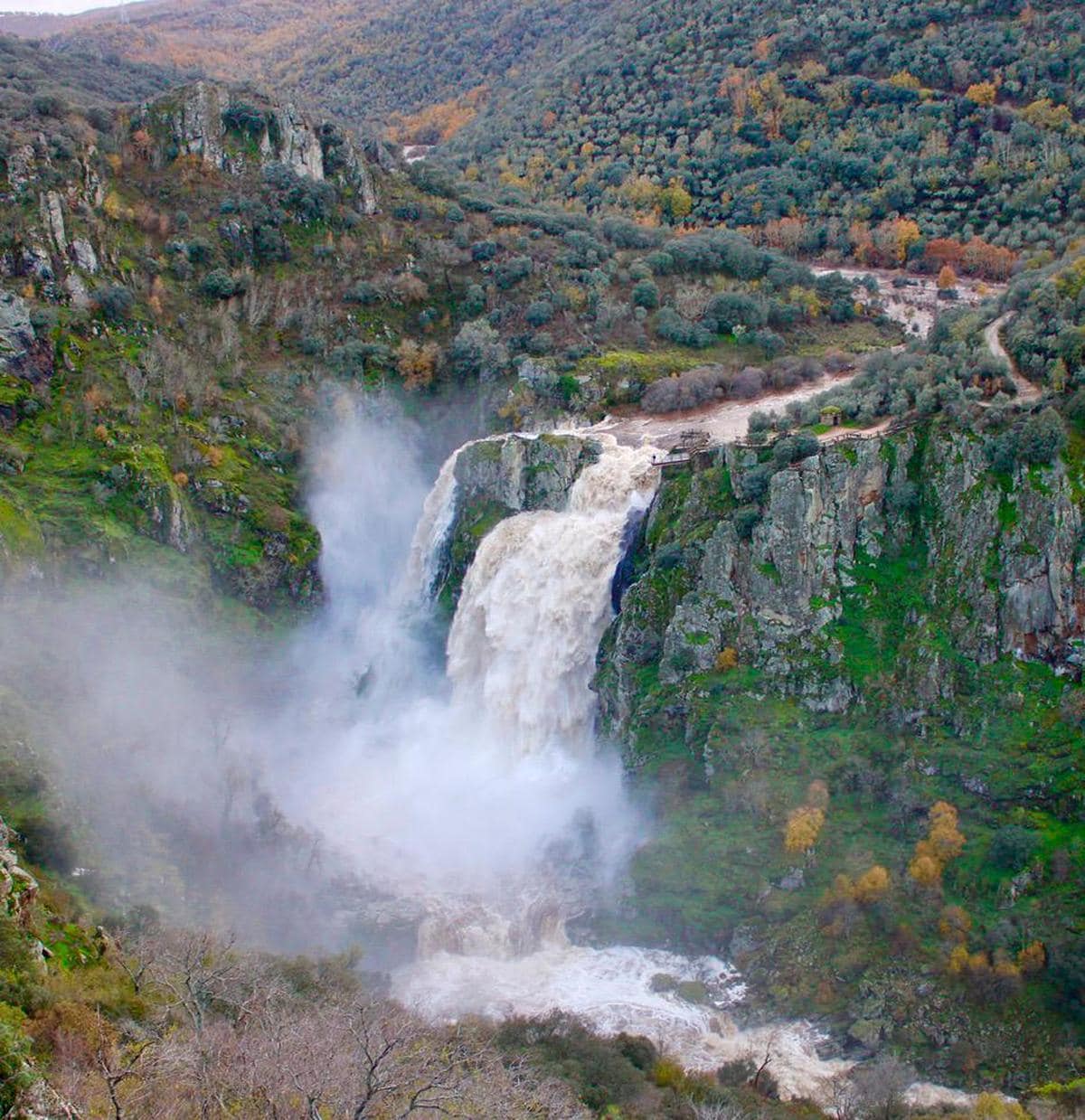 Las aguas del río Uces se precipitan caudalosas en el impresionante Pozo de los Humos. TONY MARTIN