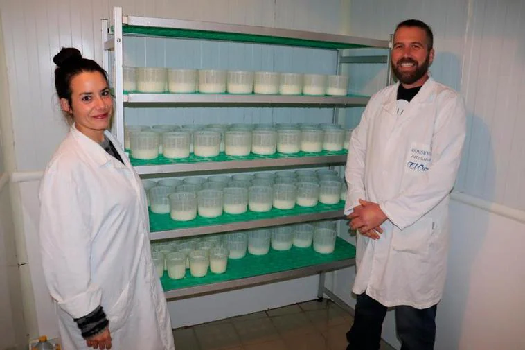 La pareja que ha dejado Madrid para comprar una quesería en Lagunilla: “No necesitamos grandes cosas para vivir”