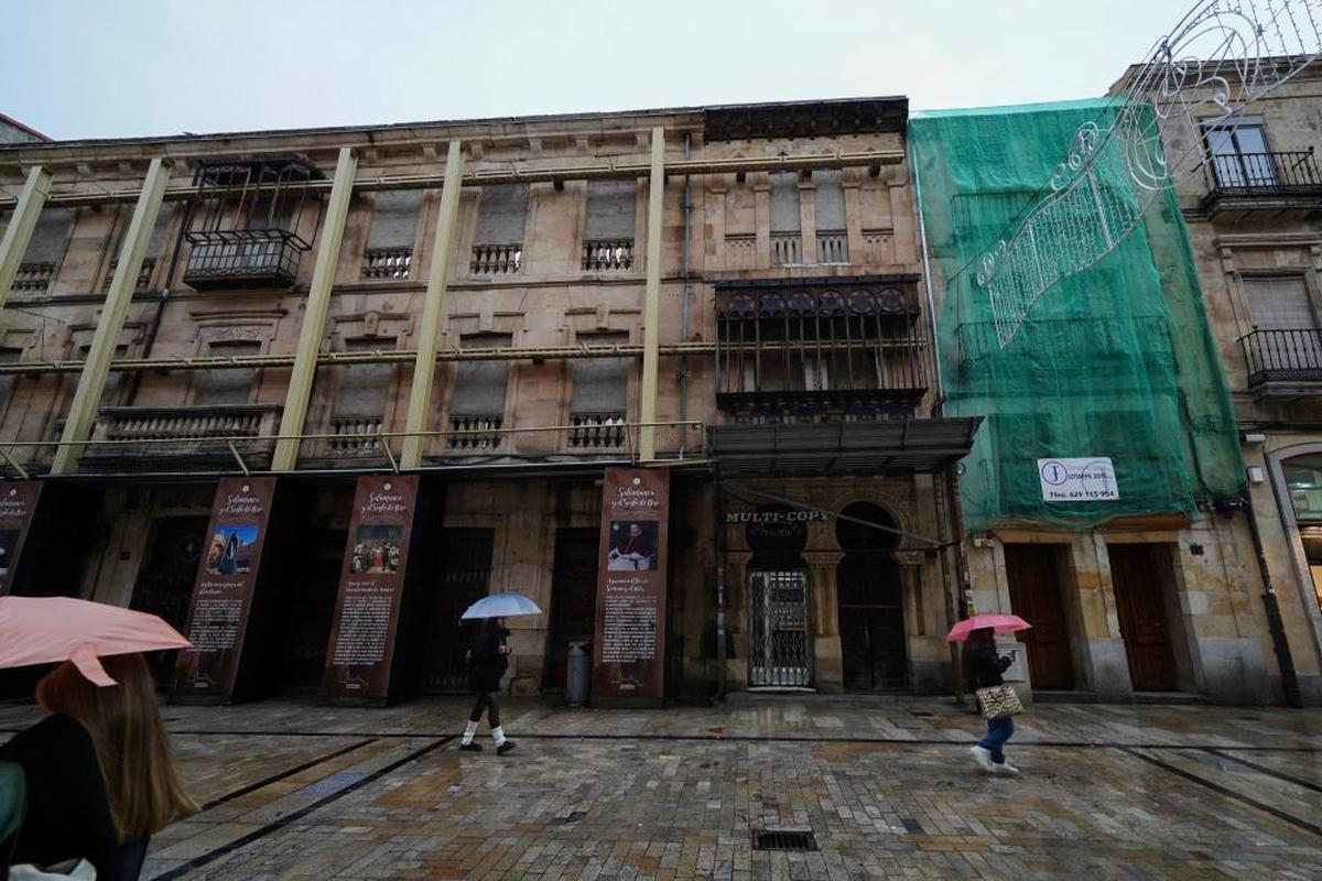 “La casa de las tres culturas”, apuntalada, entre el antiguo Hotel Universal y un edificio en obras