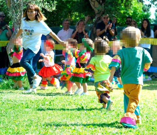 Niños jugando con una educadora en una guardería salmantina.