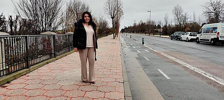 La concejala de Deportes, Silvia González, junto a un tramo del carril bici que se rehabilitará.
