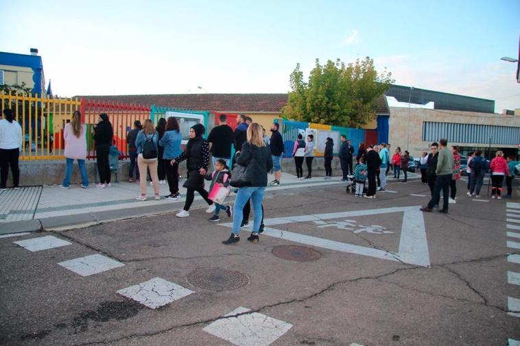 Familias recogiendo a los escolares a la salida del colegio de Villares de la Reina