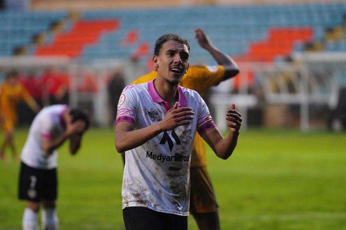 Joel se lamenta tras una ocasión de gol fallada el pasado domingo ante la Ponferradina B.