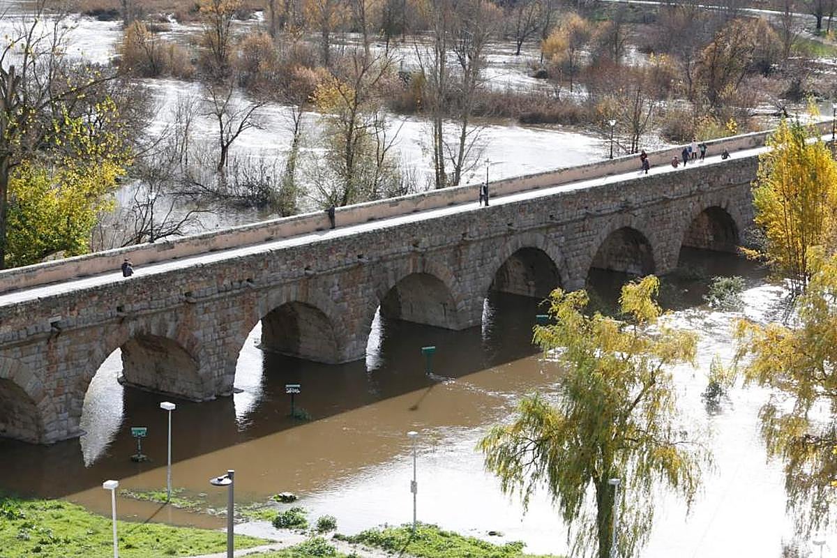 Imagen del río Tormes a su paso por Salamanca este jueves | ALMEIDA