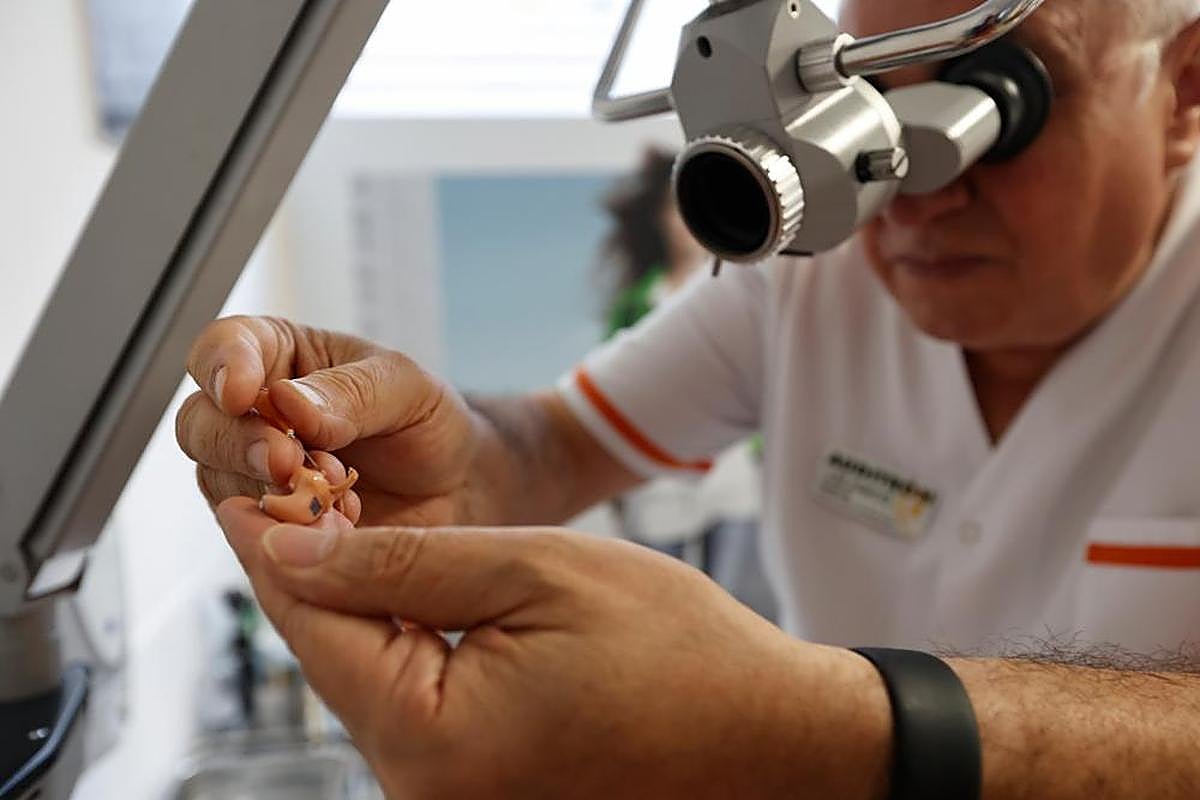 José Ignacio García trabaja con un moderno audífono