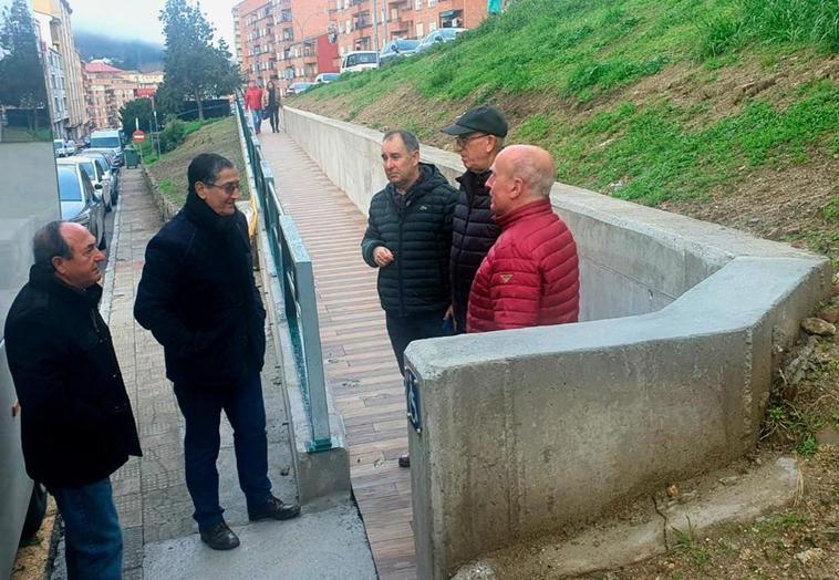 Imagen de la directiva de la asociación de vecinos de Los Praos en Béjar, que critica el resultado de la rampa habilitada en Ramiro Arroyo. TEL