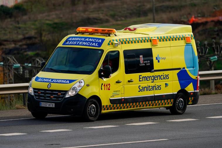 Una ambulancia del Sacyl, en la autovía