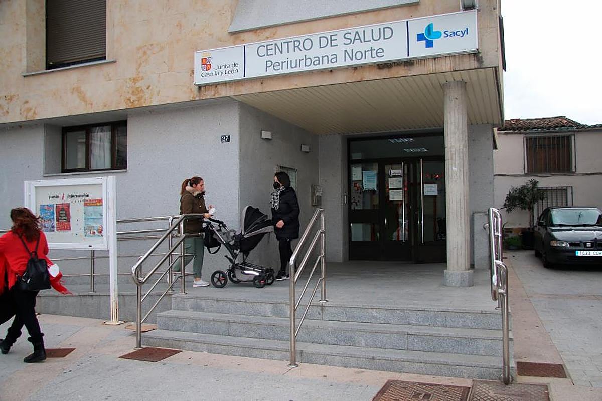 Usuarios entrando este pasado lunes en el centro de salud de Villares. EÑE