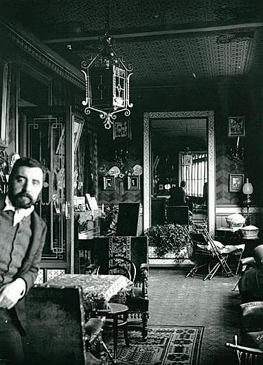 Luis Huebra se autoretrató en la galería del edificio de la calle San Pablo. Un selfie del siglo XIX