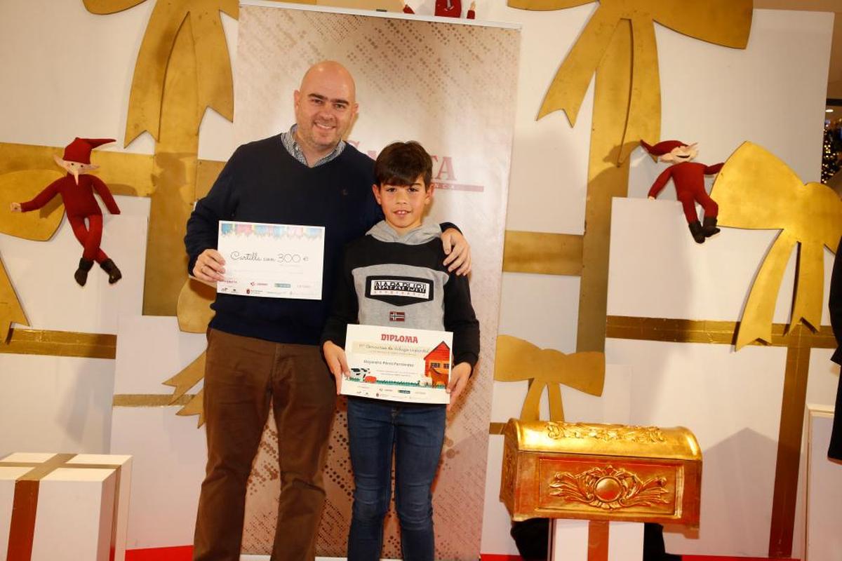 Alejandro Pérez, primer premio en la categoría de 5º y 6º de Primaria, del CEIP Miguel de Cervantes, acompañado por Ignacio Santamartina, director financiero de Berkeley.