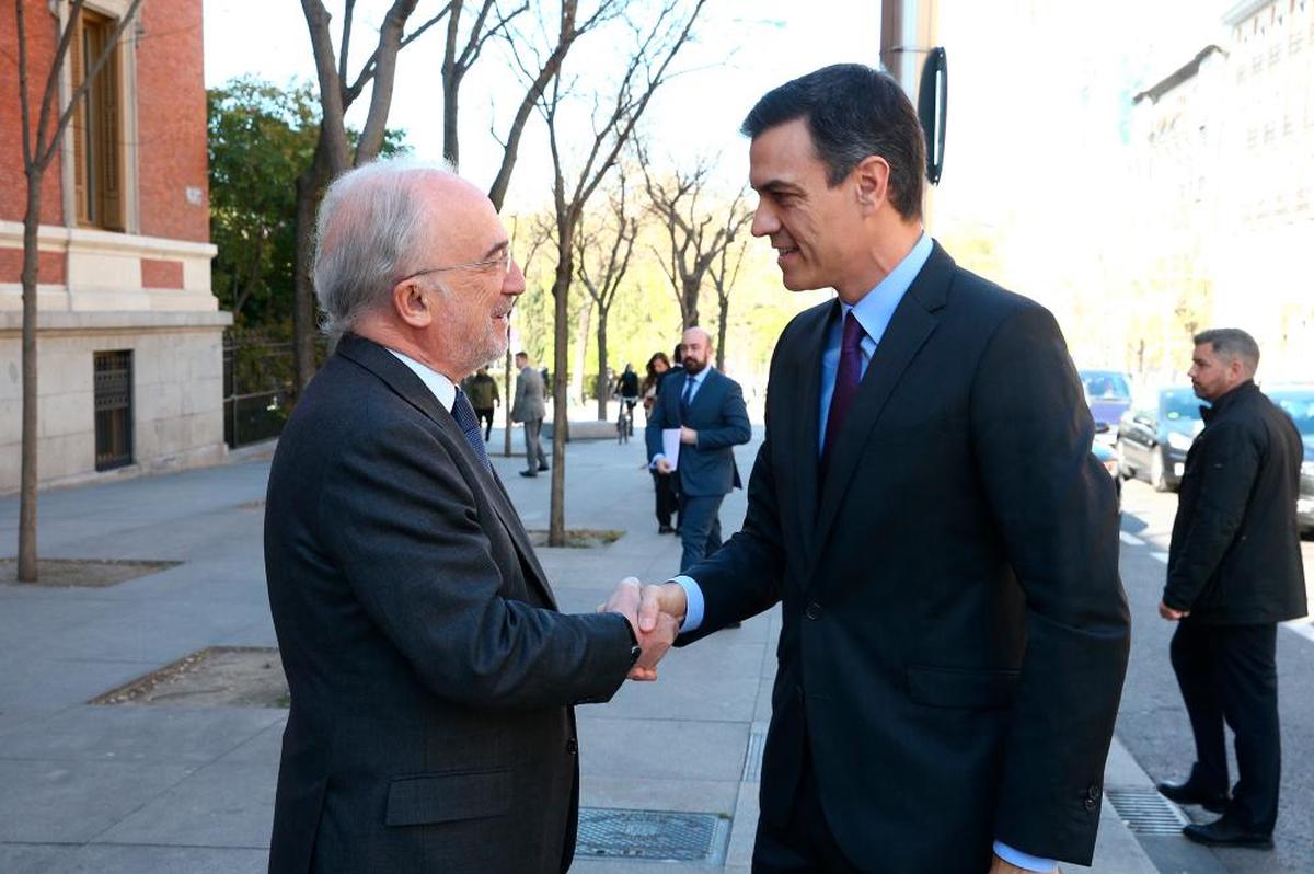 Pedro Sánchez saluda al director de la RAE, Santiago Muñoz, en la visita que realizó a la RAE en abril.