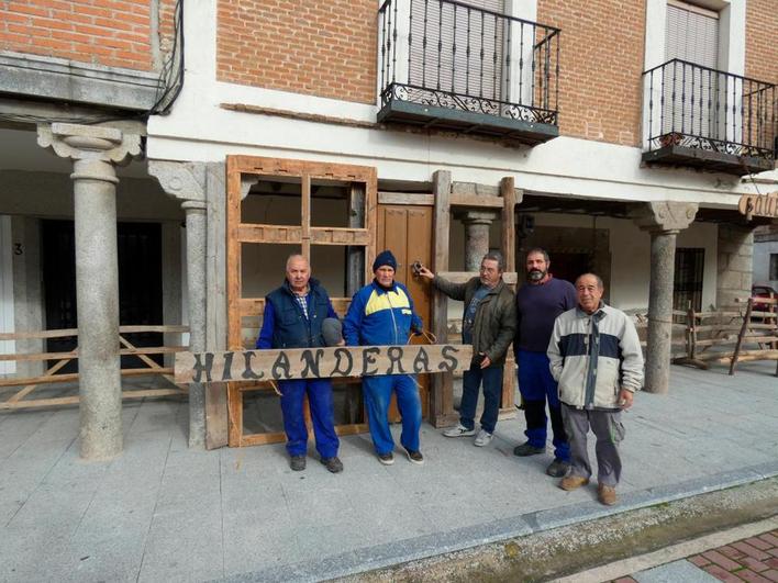 Agustín Sánchez, Pedro Antonio Hernández, José Carrera y Agustín Arias construyen el belén