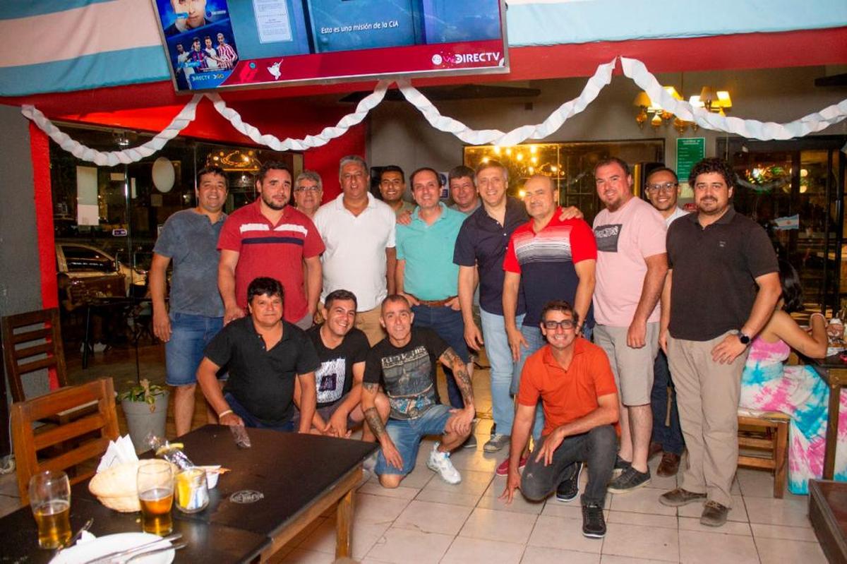 Aliberto (con polo azul turquesa) junto con amigos de la Casa de Salamanca festejando el triunfo de Argentina.