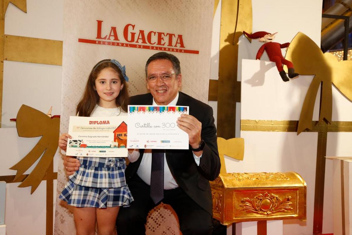 Coraima Sagrado, primer premio en la categoría de 1º y 2º de Primaria, de las Siervas de San José, acompañada por Agustín Pérez, director comercial de Caja Rural.