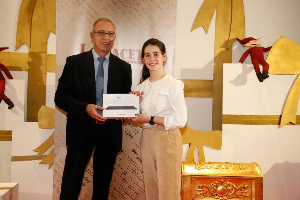 El 2º premio de la categoría de 5º y 6º  fue para Violeta Alonso, que recibió una tablet a manos de Julián Ballestero, director de LA GACETA.