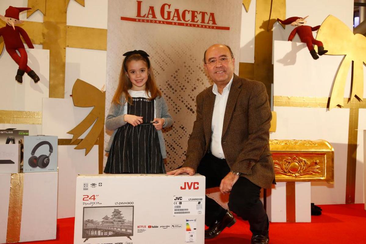 Elah Gonzalo Martín, segundo premio en la categoría de 1º y 2º de Primaria, del Colegio Esclavas de Salamanca, con José Luis Barba, director gerente de la Fundación Salamanca Ciudad de Cultura y Saberes.