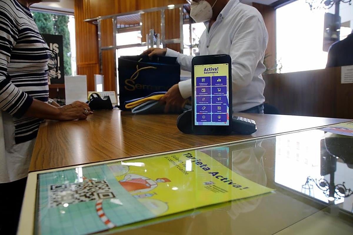 Un mujer compra en un comercio adherido a la Tarjeta Activa. ARCHIVO