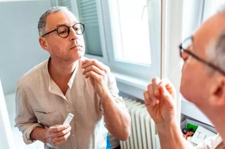 Un hombre haciéndose un test de alérgenos