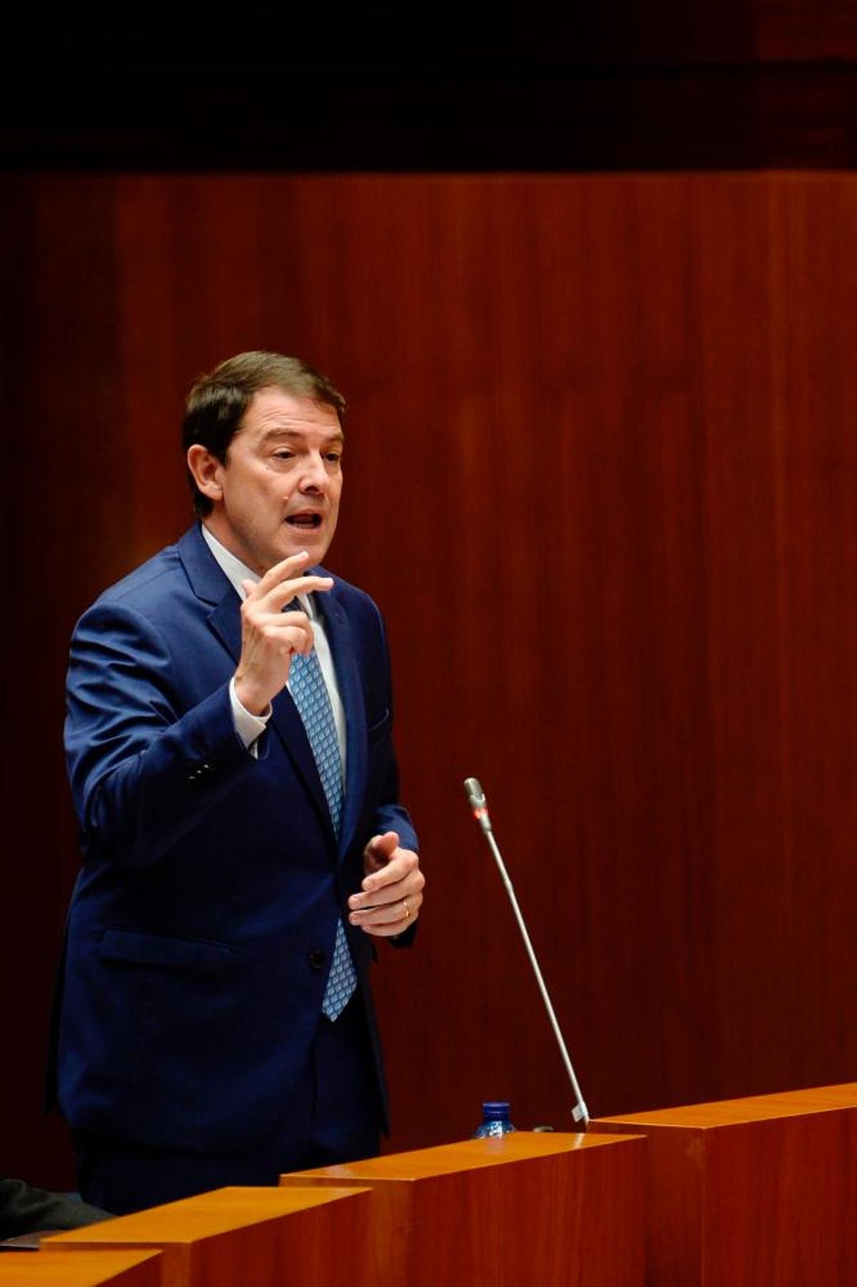 Alfonso Fernández Mañueco durante una intervención en las Cortes.