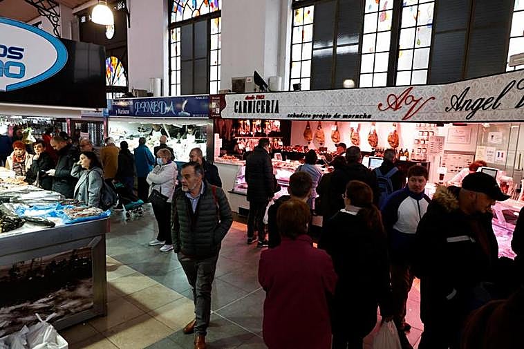 Colas en el Mercado para hacer las compras de Navidad. ALMEIDA