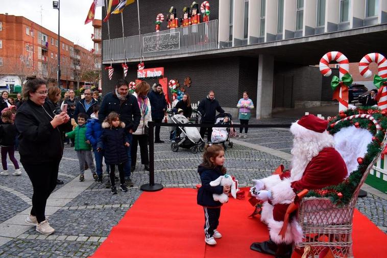 Decenas de familias acudieron a la “Villa Navideña” de Santa Marta para recibir a Papá Noel