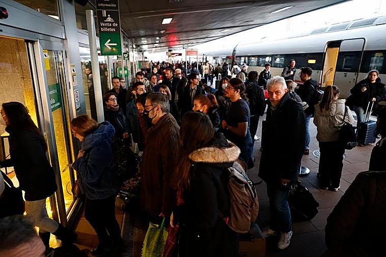 Llegada de un Alvia completo a la estación de Salamanca en la víspera de Nochebuena