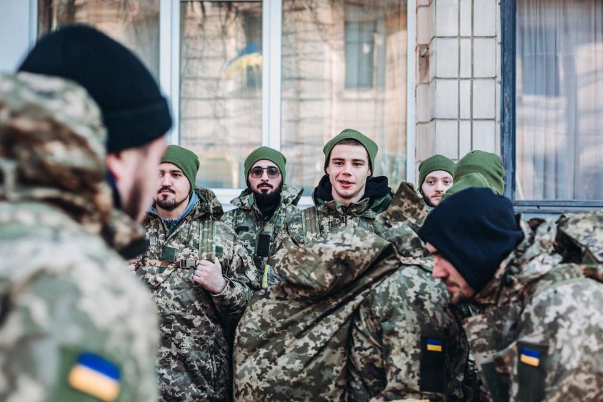 Un grupo de soldados ucranianos por las calles de Kiev