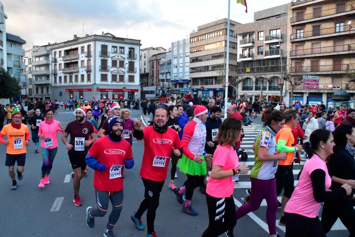 Los corredores no dudaron en acudir disfrazados a la carrera.