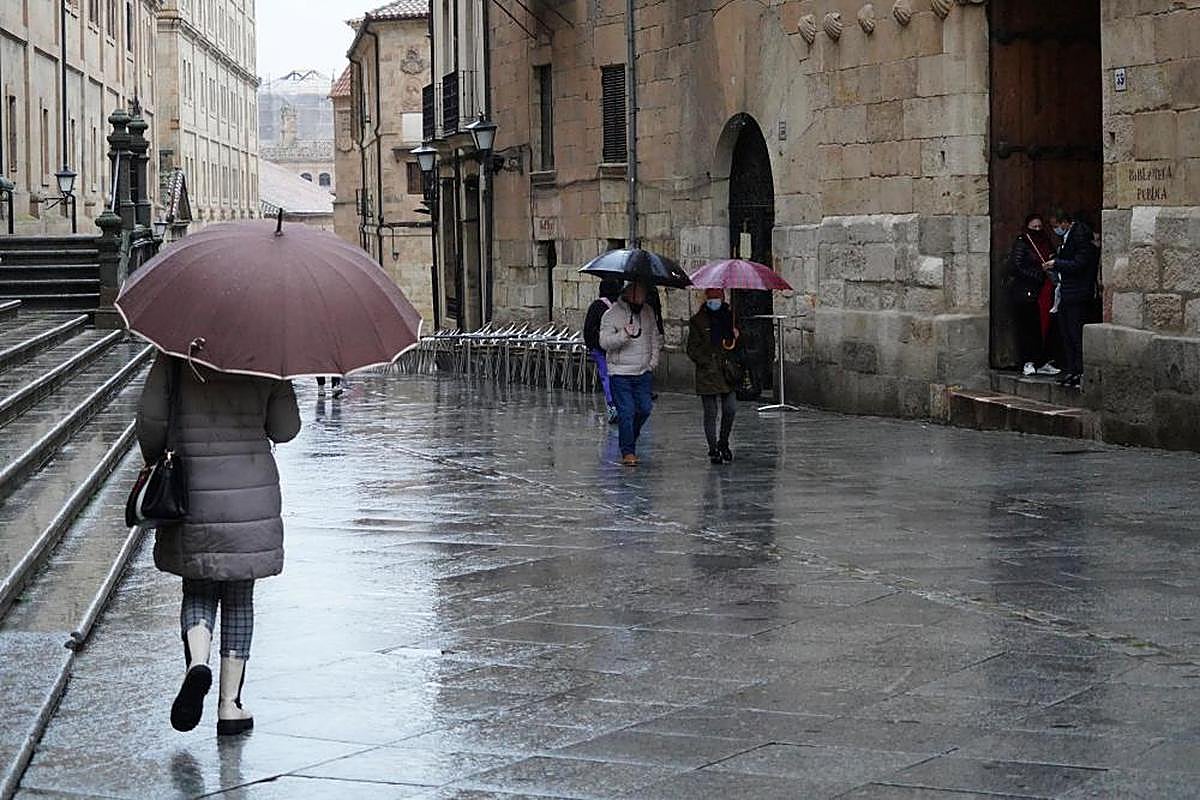 Lluvia mal tiempo ambiente en las calles de Salamanca.