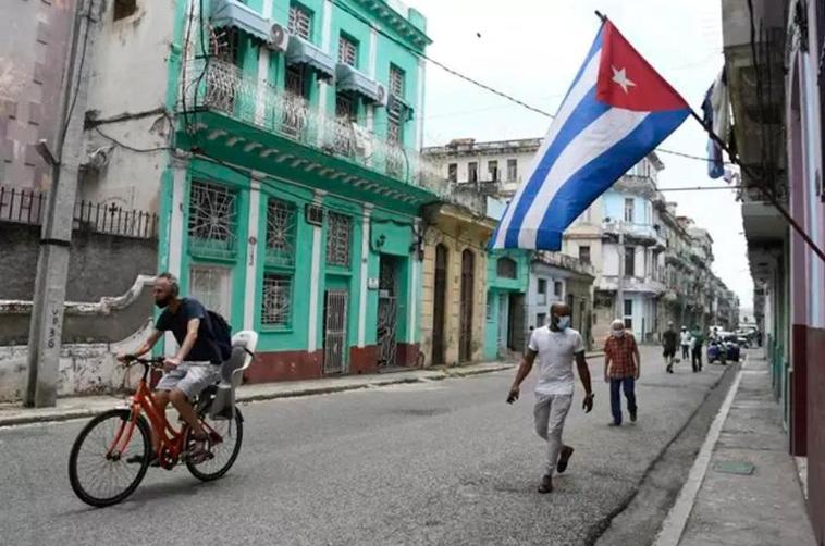 Ciudadanos en una calle de La Habana