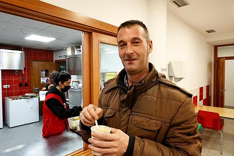 Juan Antonio Velasco recibe un café en el Centro de Personas sin Hogar.