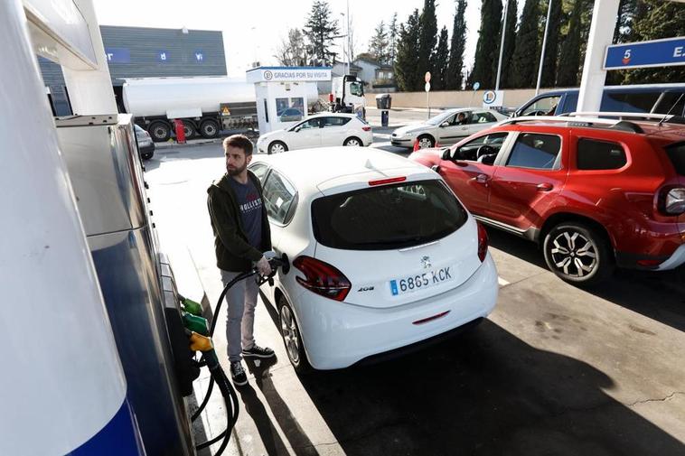 Un conductor llena el depósito de su vehículo en una gasolinera