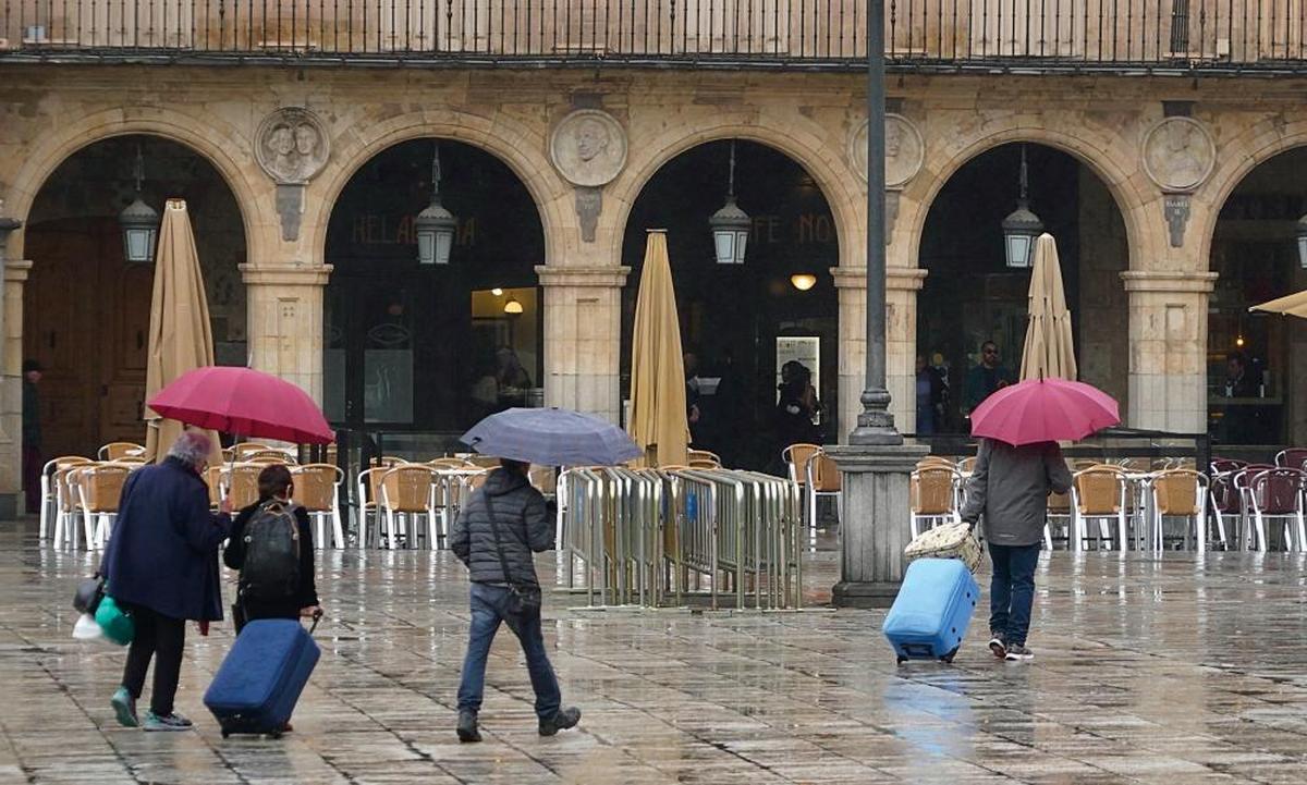Turistas en la Plaza Mayor de Salamanca durante el pasado puente de diciembre