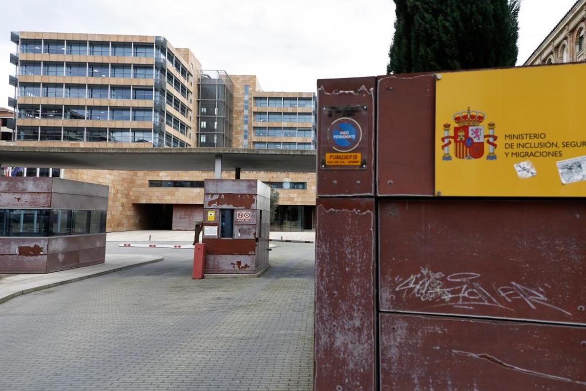 Entrada al edificio de la Seguridad Social en Salamanca.