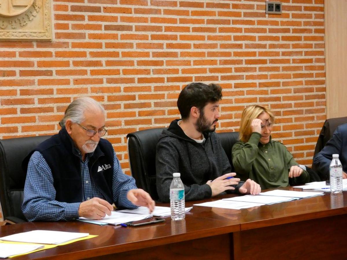 El alcalde de Macotera, Antonio Méndez, y los concejales Daniel Cifuentes y Teresa Bautista