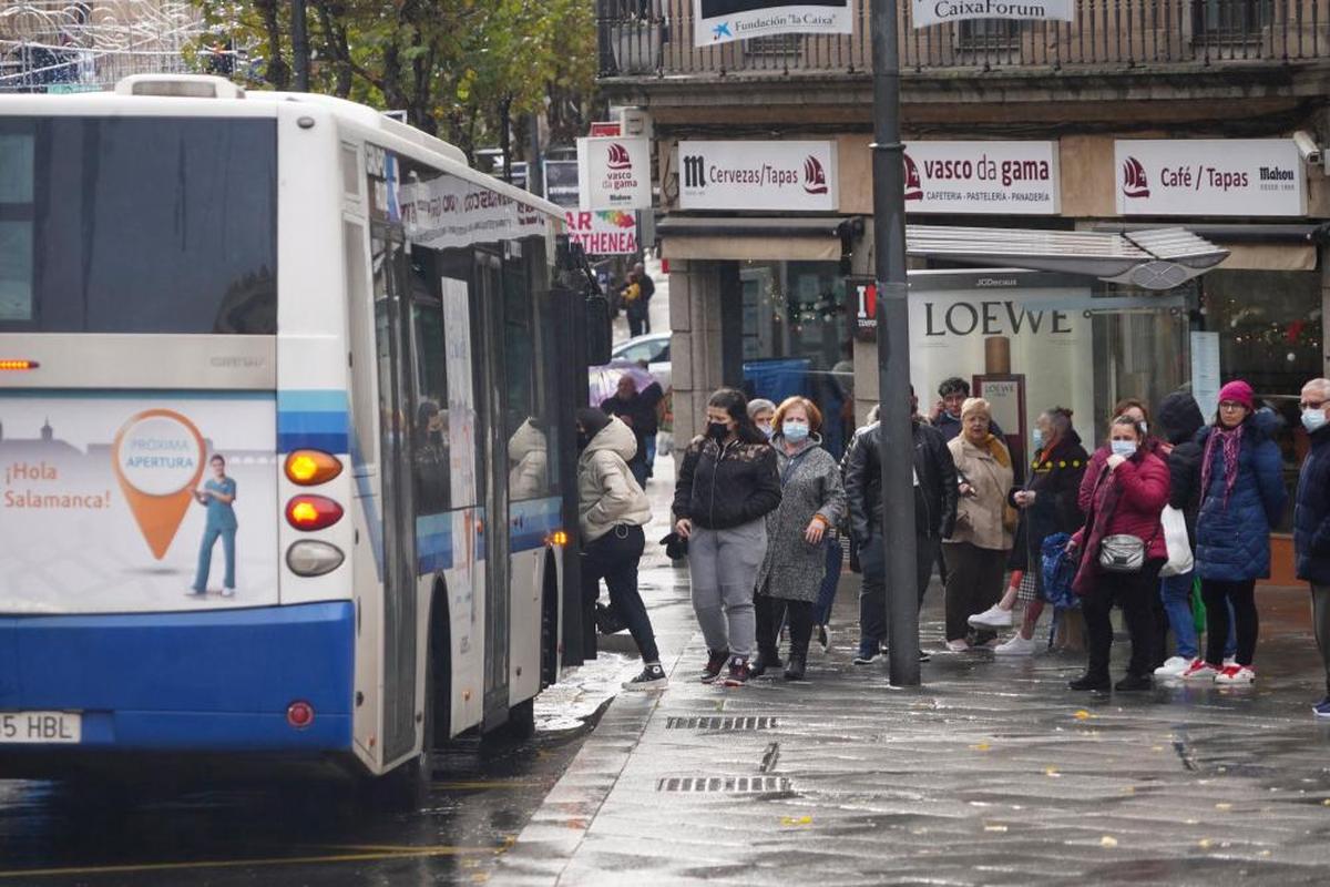 Varios viajeros suben a un autobús urbano en Salamanca