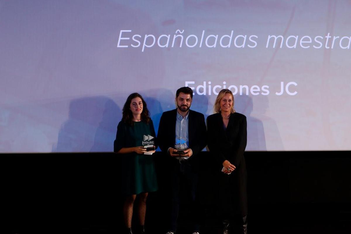 Los salmantinos Elena Gómez y Javier Díez, junto a la profesora de la Universidad Complutense María Luisa García Guardia.