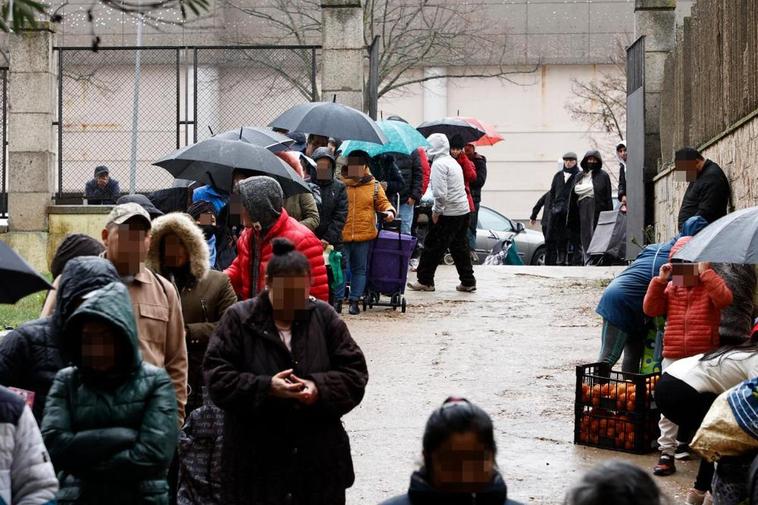 Recogida de alimentos en la Asociación de Emergencia Social Cajas Solidarias.