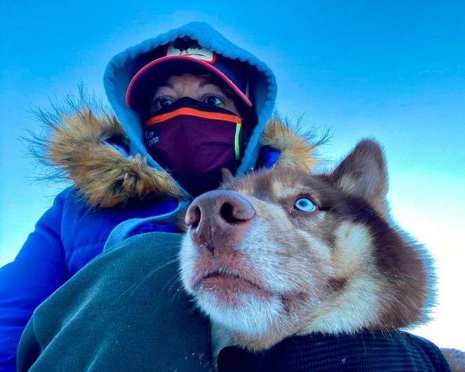 Sara Cuadrado, muy abrigada, para salir a pasear a uno de sus perros.