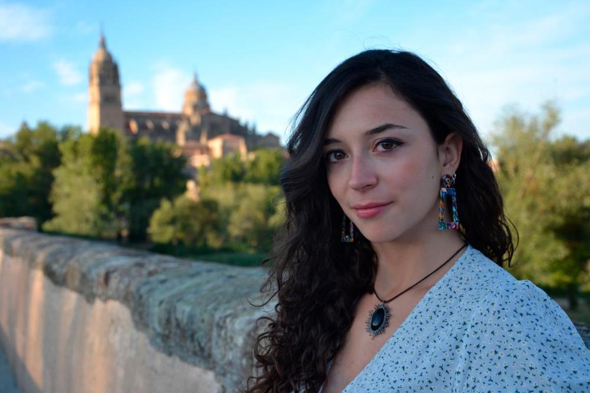 Laura de la Fuente, en una imagen en la que se puede ver las Catedrales de Salamanca.