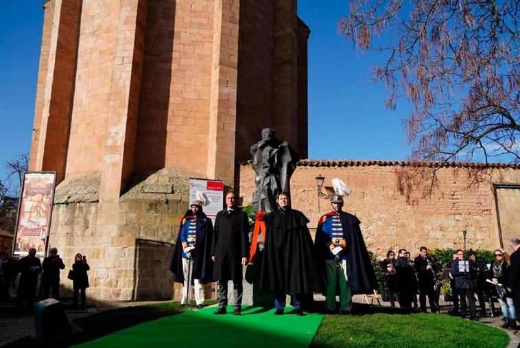 El presidente de la Junta y el alcalde de Salamanca en la ofrenda a Unamuno